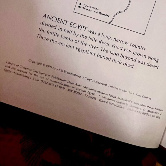 First Edition Signed Copy Aliki MUMMIES MADE IN EGYPT Hardcover 1979 - Picture 5 of 6